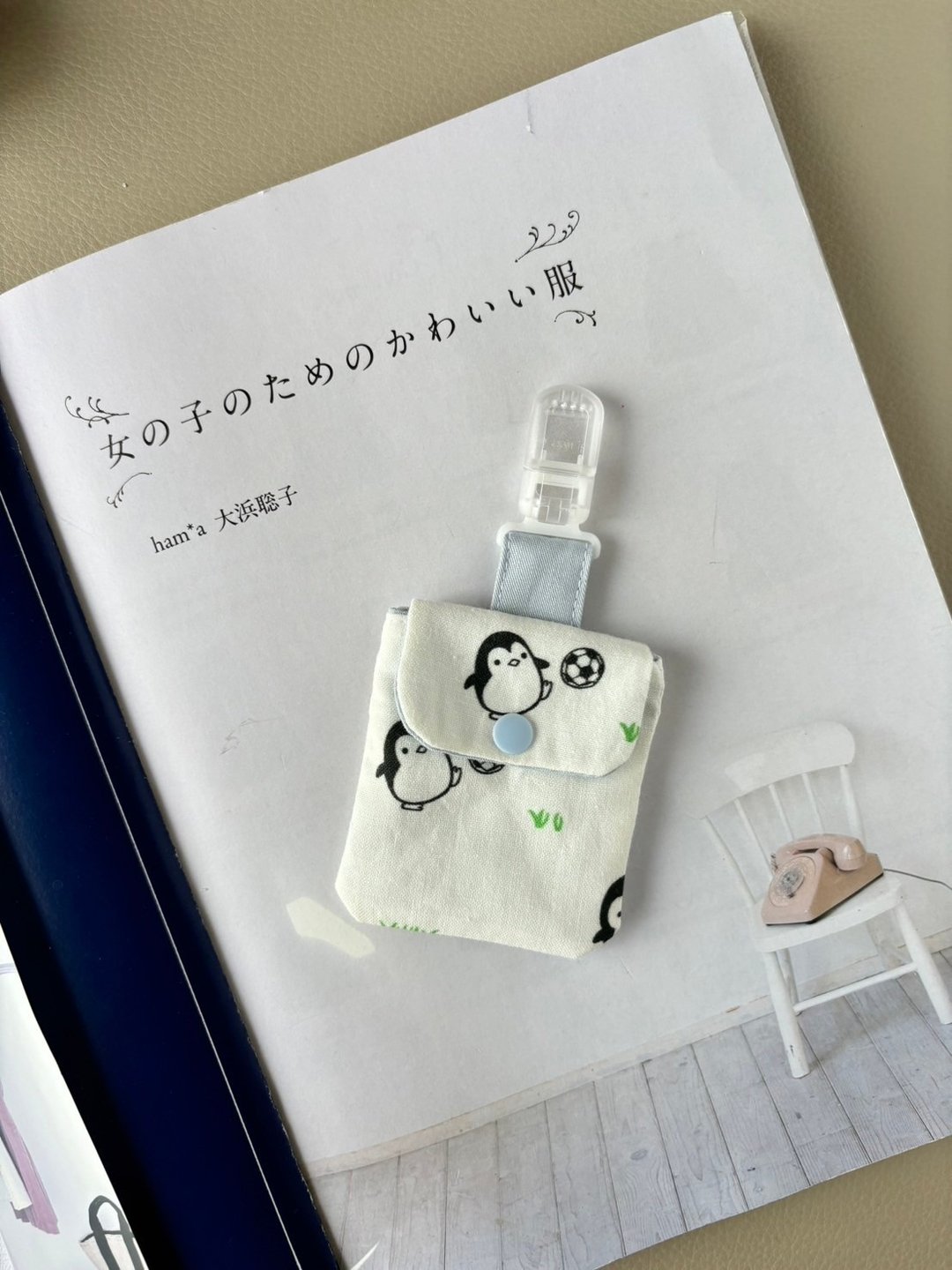 小企鹅踢足球  平安福袋  平安符袋 婴儿手作 - 平安符/符袋 - 棉 白色