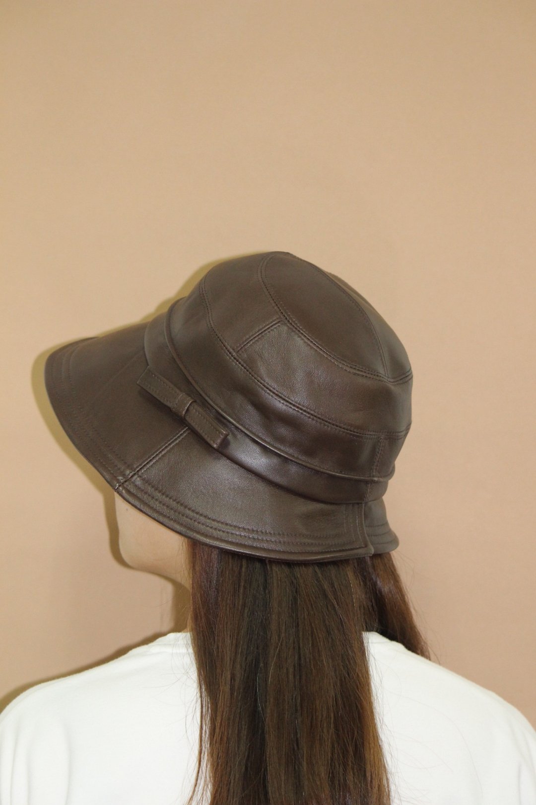 Brown genuine leather hat with bow on the side - 帽子 - 真皮 