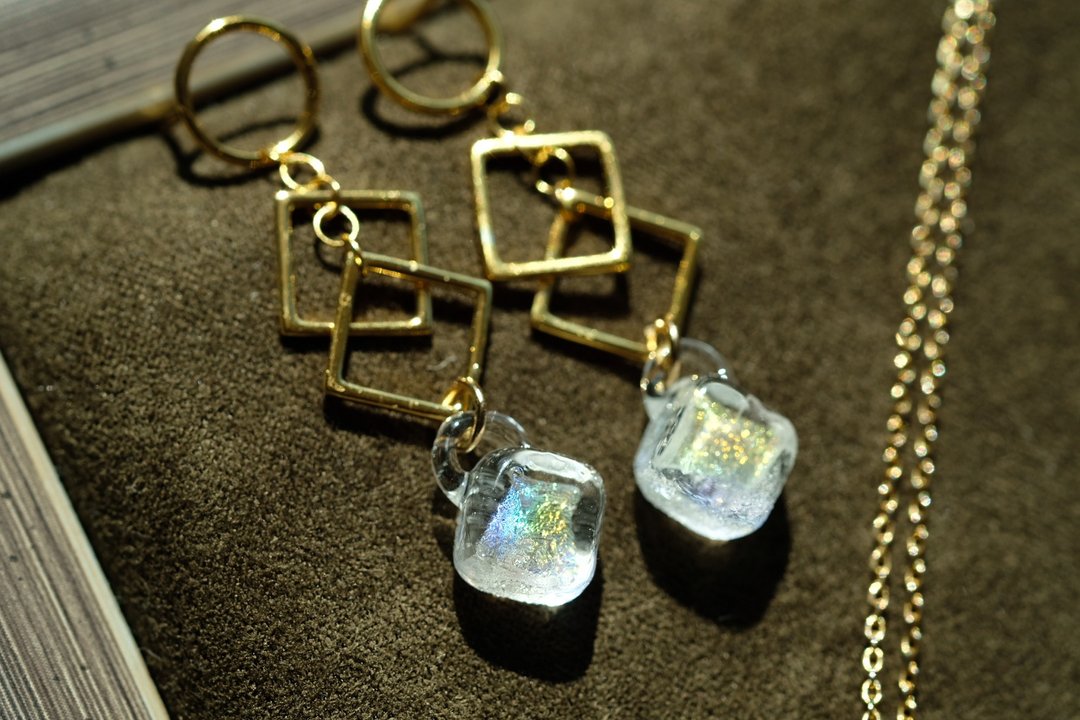 【秋冬新时尚】Iridescent frost earrings 虹.霜耳环 - 耳环/耳夹 - 玻璃 金色