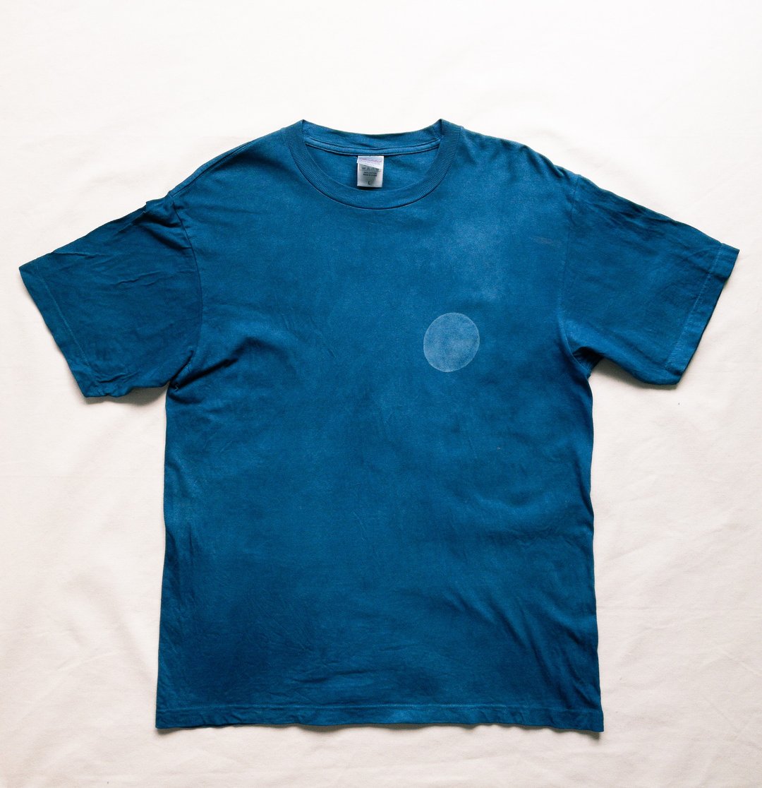 蓝染 DEEP BLUE MOON 月亮 星星 扎染 Indigo dyed 蓝染 Aizome shibori - 女装 T 恤 - 棉 蓝色