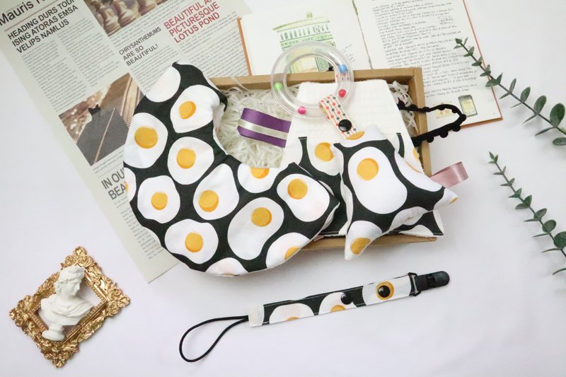 弥月礼盒│六层纱口水巾 安抚巾 奶嘴链 手摇铃:::荷包蛋 - 满月礼盒 - 棉．麻 黑色