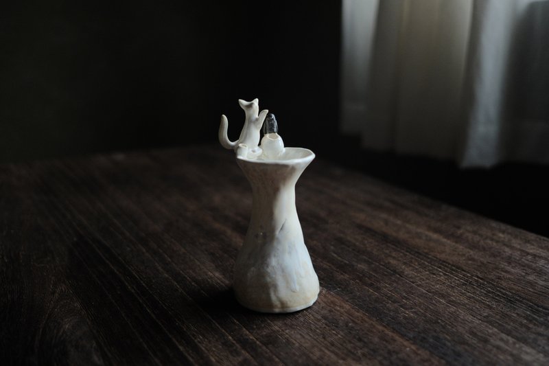 在一同等待・陪伴的白猫与黑雀・手捏花瓶 - 花瓶/陶器 - 陶 白色