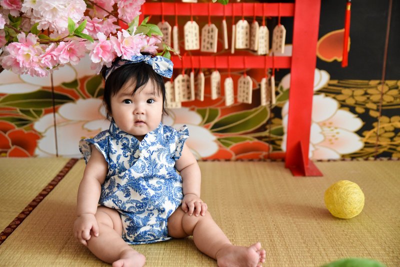 中国风旗袍改良式包屁衣 弥月 收涎 抓周 青花瓷 发带礼盒组 - 满月礼盒 - 棉．麻 蓝色