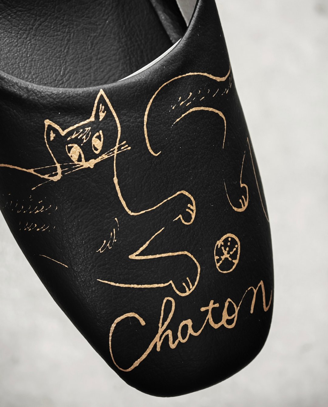 CLOAKROOMS OF .Fuller 室内拖鞋 设计款-chaton black - 室内拖鞋 - 人造皮革 黑色