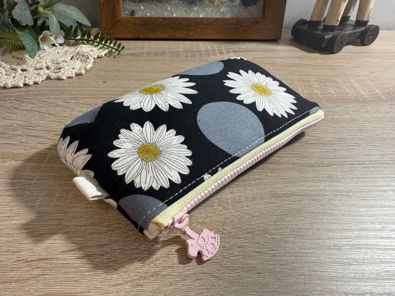 【现货】暮黑雏菊/手作布艺拉链小物包 - 化妆包/杂物包 - 棉．麻 