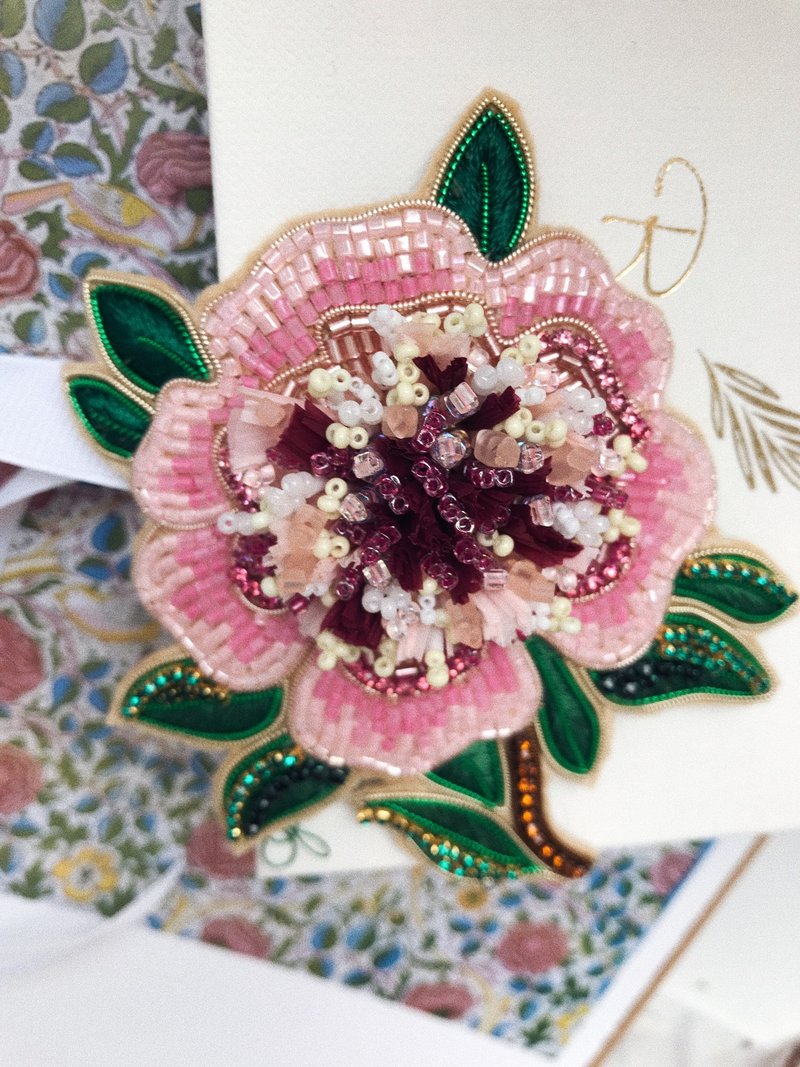 Peony Handmade Embroidered Beaded Brooch flower beads Pink Botanical - 胸针 - 玻璃 粉红色