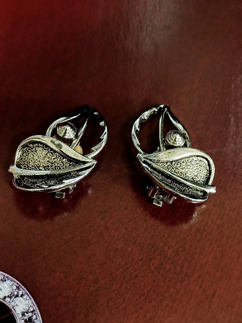 vintage jewelry    SARAH-COV 优雅立体双叶 夹式耳环 - 耳环/耳夹 - 其他金属 