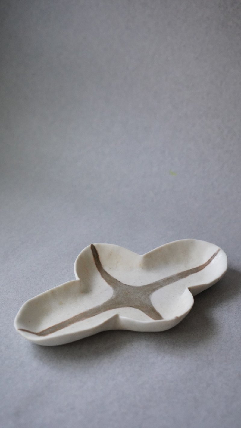 • 米粒出陶中 • 080 午夜闪光 - 盘 - 摆饰 - 陶 白色