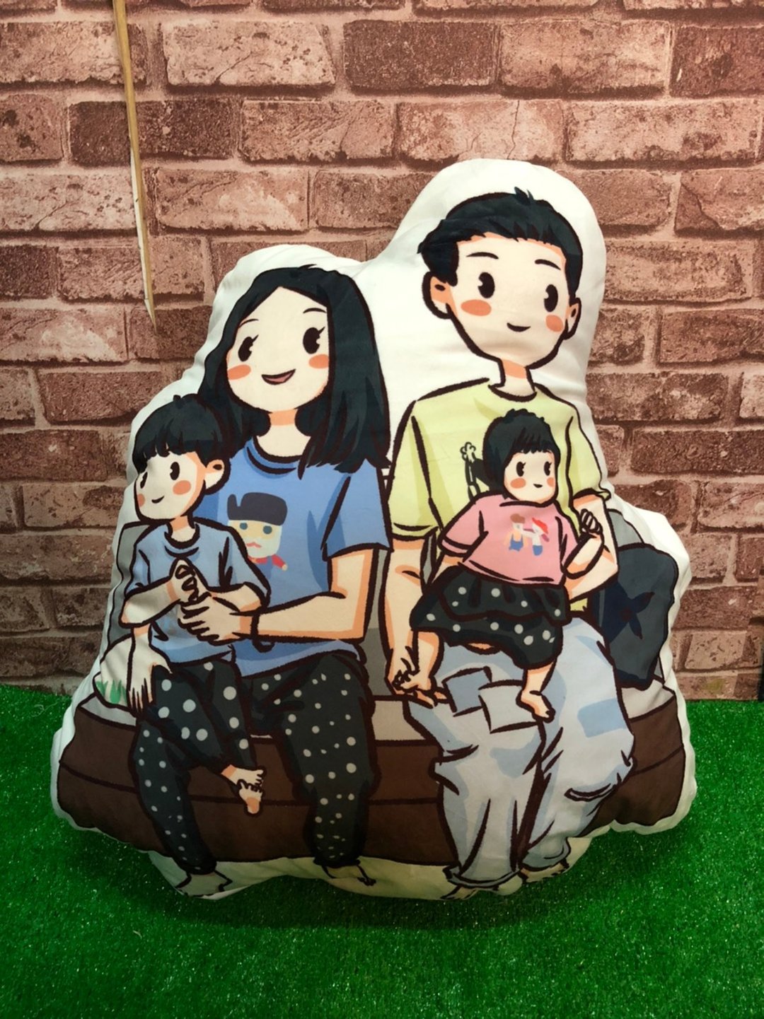 全家人都被我抱怀里 【QQ风】 似颜绘 手绘礼物 定制化抱枕 摆饰 - 枕头/抱枕 - 棉 粉红色