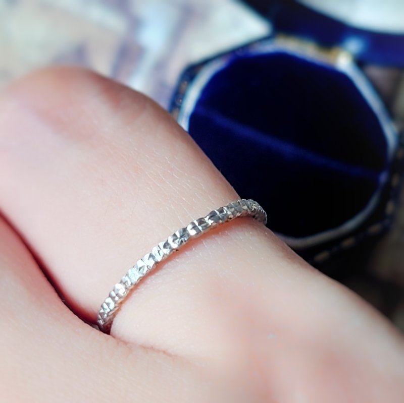 人手批花雕刻 3面小花 纯银幼戒指 传统工艺 - 戒指 - 纯银 银色