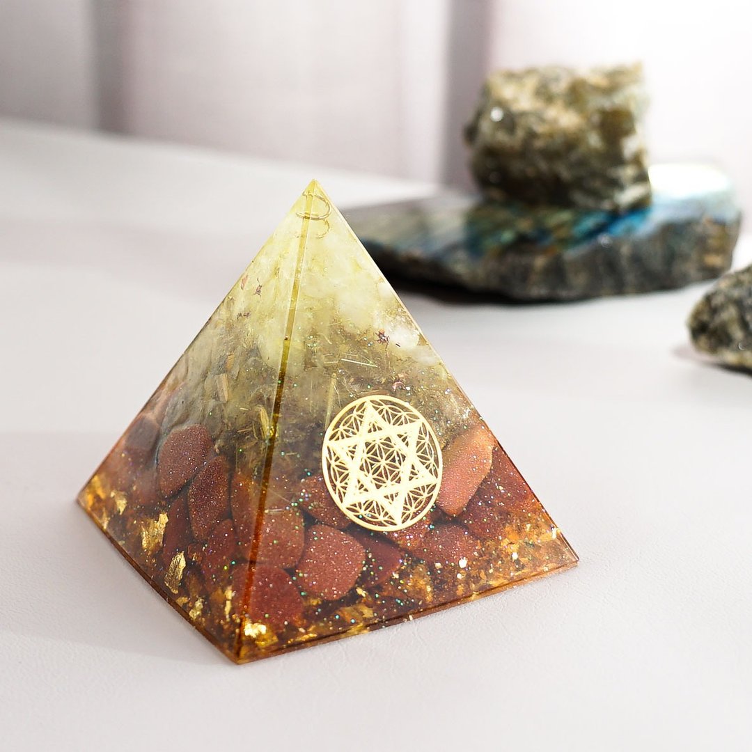 预订【白晶、金发晶、金砂石】奥根水晶能量金字塔Orgonite 6x6 c - 摆饰 - 水晶 金色