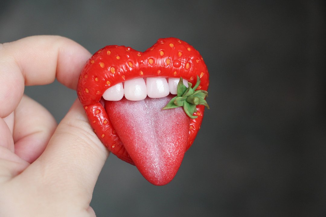 Red lips strawberry brooch - 胸针 - 粘土 红色