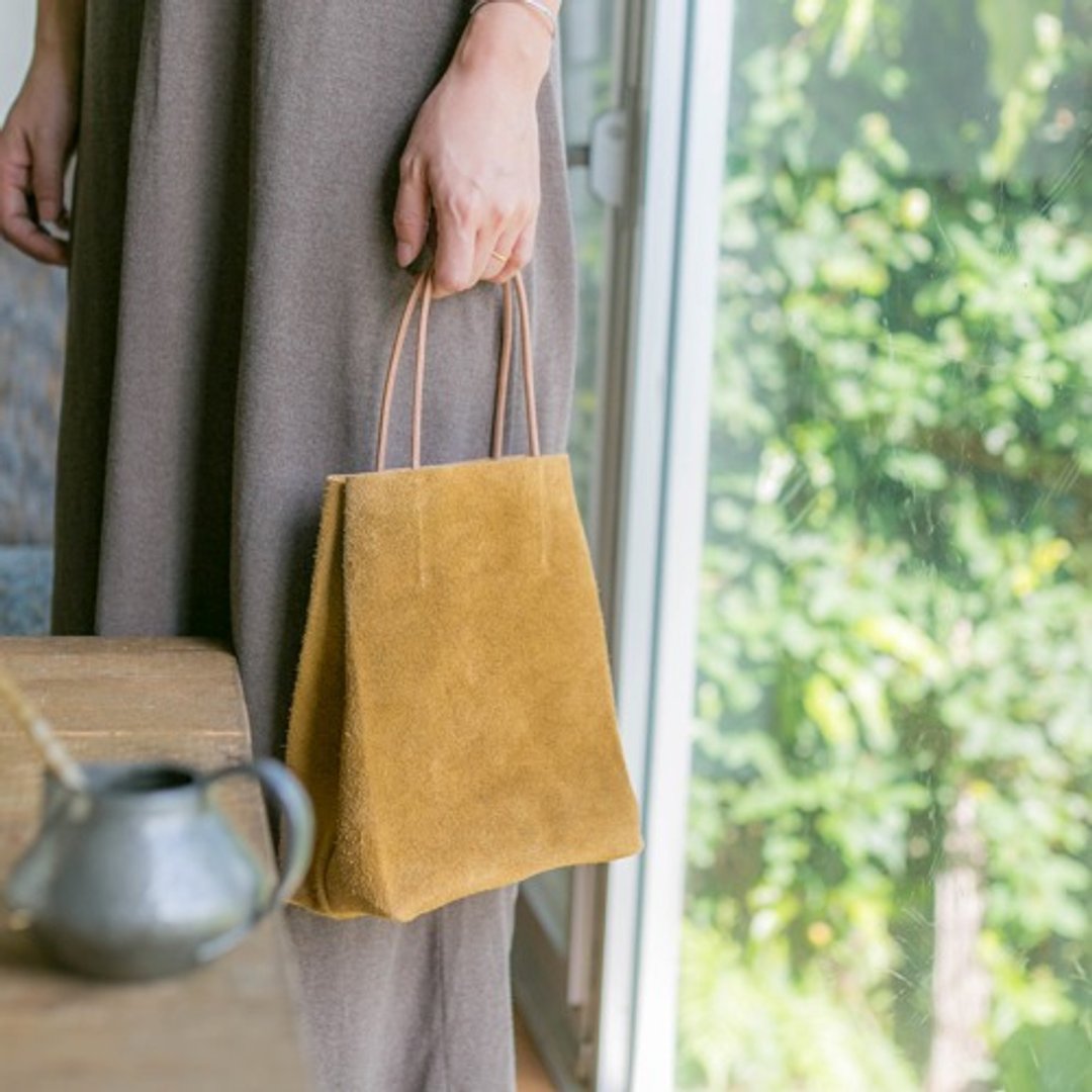 Leather bag mustard made with velor design of paper bag - 手提包/手提袋 - 真皮 