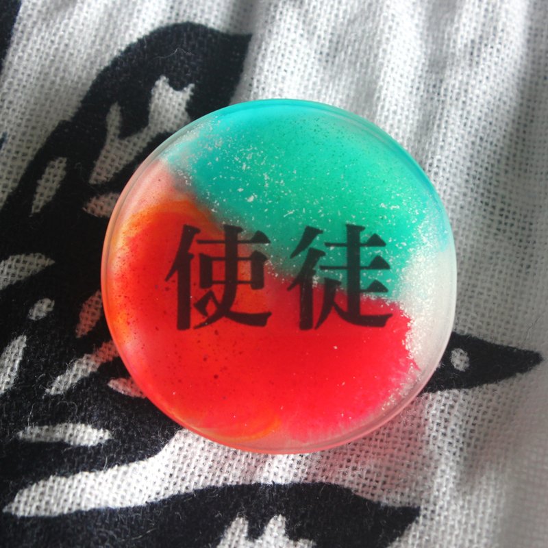 树脂别针 / 使徒 / 圆形 红色 绿色 文字 27mm - 徽章/别针 - 树脂 绿色