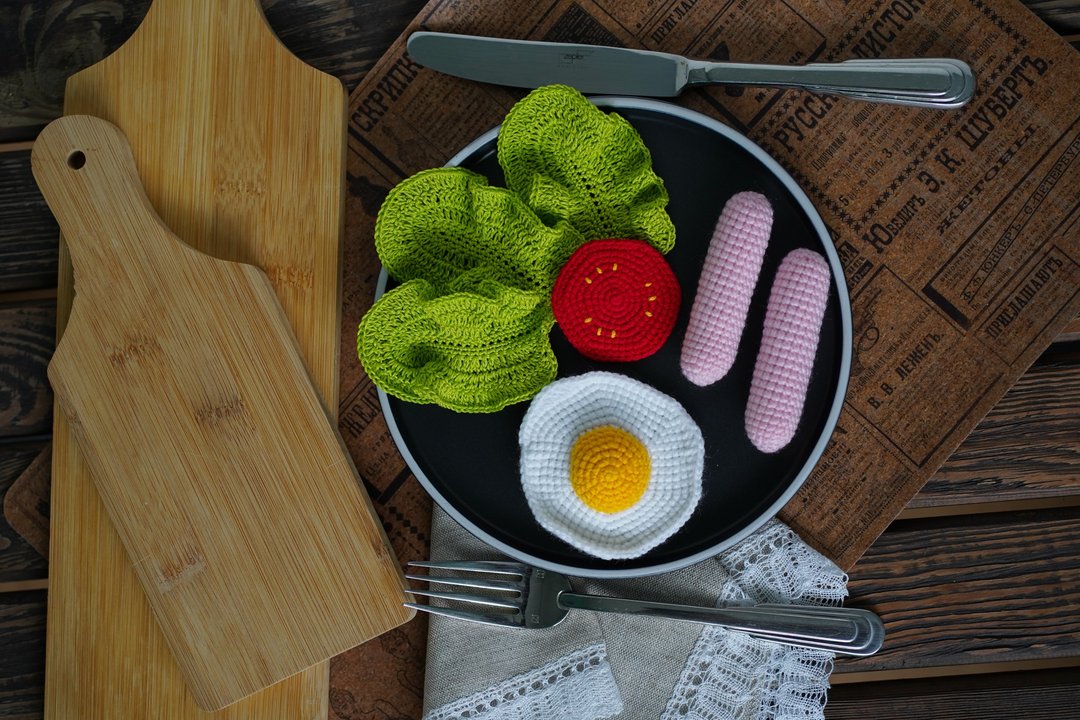 Crochet breakfast, crochet fried eggs, sausages and tomato, pretend play food. - 玩具/玩偶 - 压克力 绿色