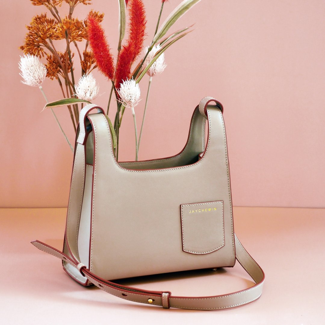 Jaychewin 斜挎包 Inari Crossbody Bag - Taupe - 侧背包/斜挎包 - 真皮 卡其色