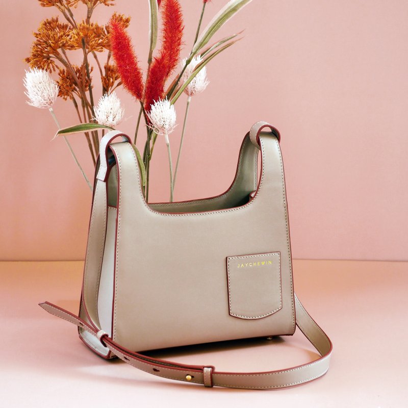 Jaychewin 斜挎包 Inari Crossbody Bag - Taupe - 侧背包/斜挎包 - 真皮 卡其色