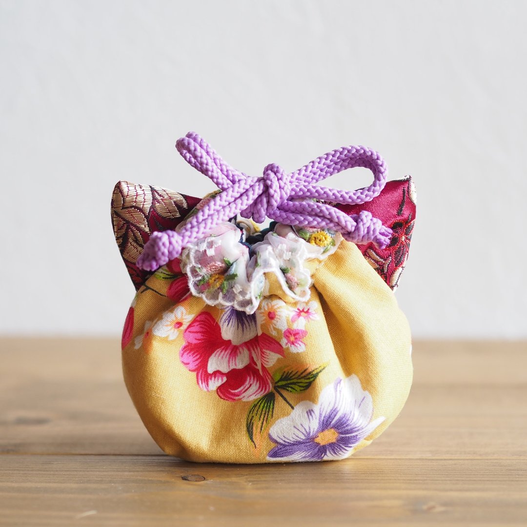 Spring fluffy lace Taiwan flower lover cloth x silk fabric mini drawstring pouch (one piece work) - 化妆包/杂物包 - 棉 黄色