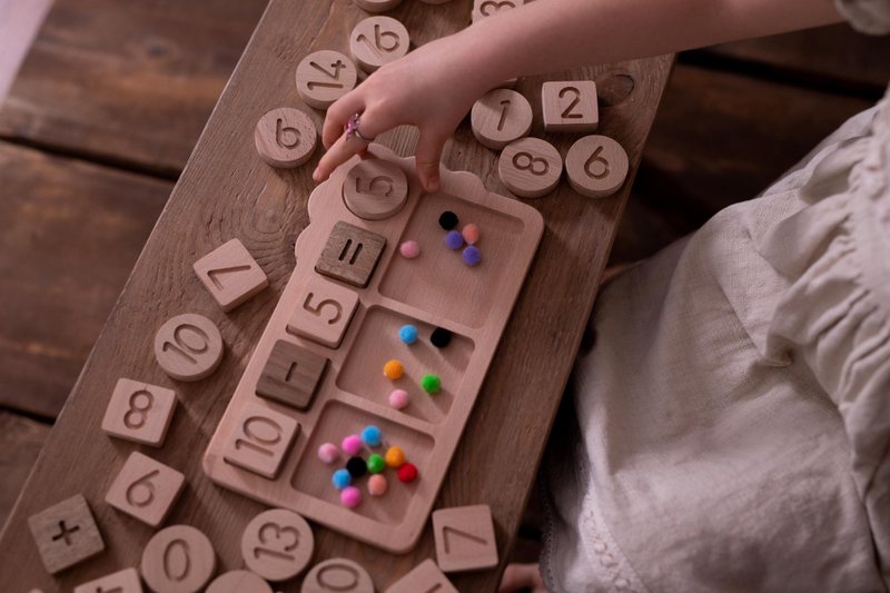 木制寻找和插入数学游戏板（47 块），蒙特梭利玩具 - 玩具/玩偶 - 木头 咖啡色