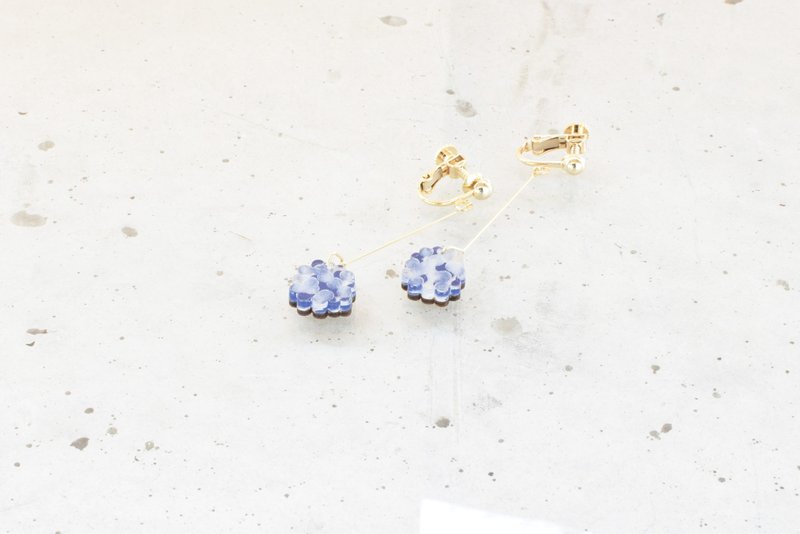 Small Hydrangea Swing Clip-On/ NAVY - 耳环/耳夹 - 木头 蓝色