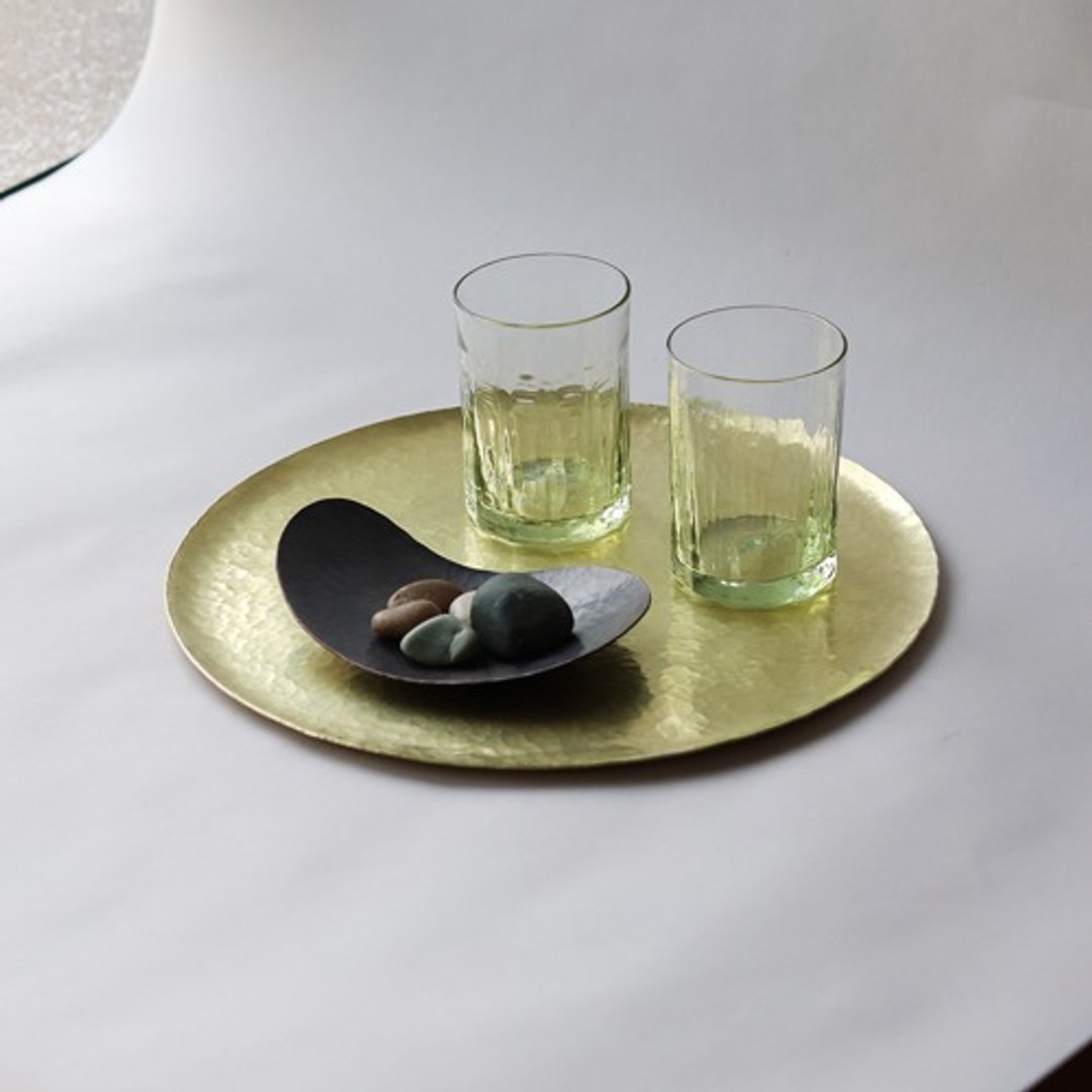 Hammer-patterned brass tray Full moon tray 8 inch - 托盘/砧板 - 铜/黄铜 金色