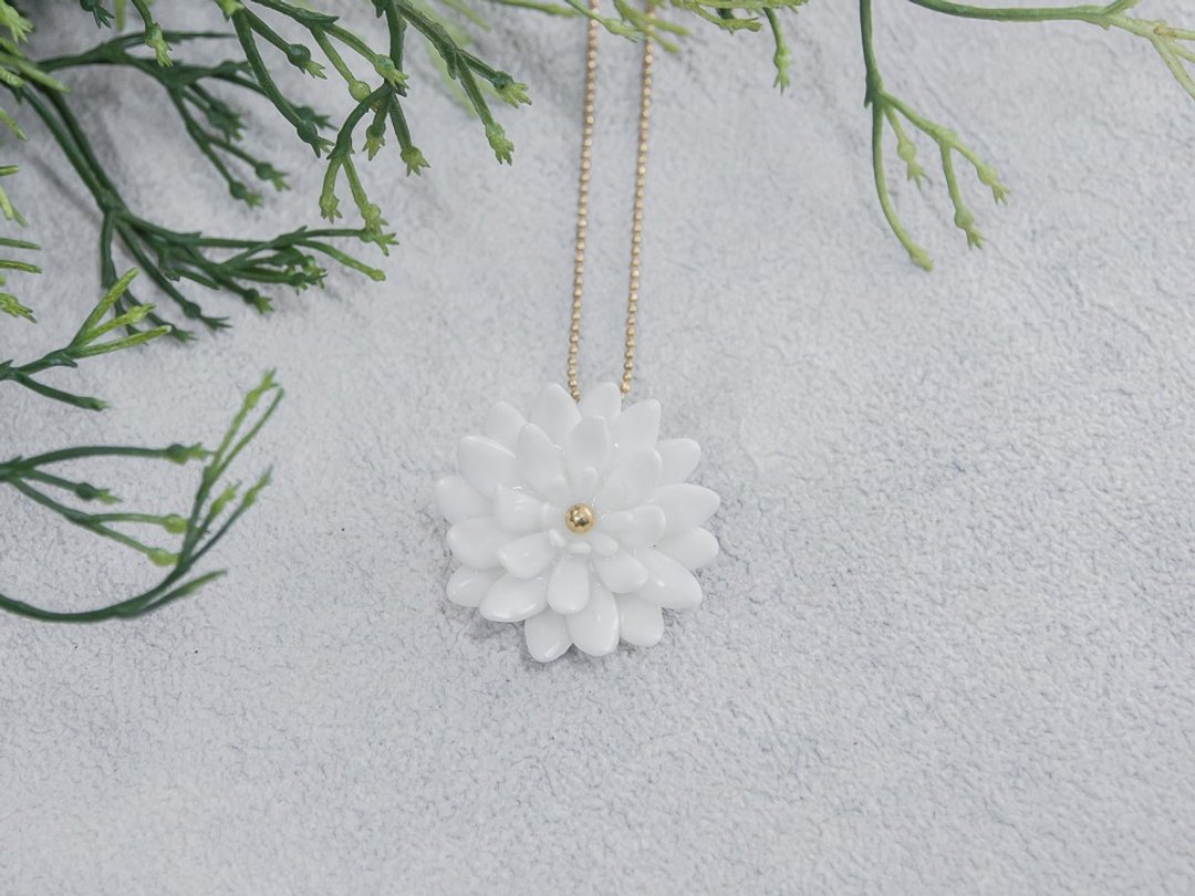Mum ~ white porcelain flower pendant ~ size M. - 项链 - 陶 