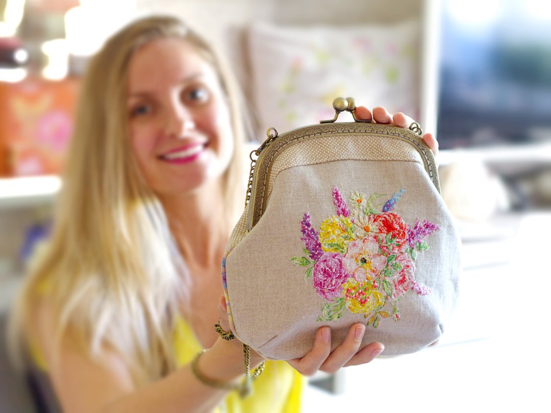 Handmade shoulder bag with cross stitched Blooming Marvellous bouquet, crossbody - 手提包/手提袋 - 环保材料 粉红色