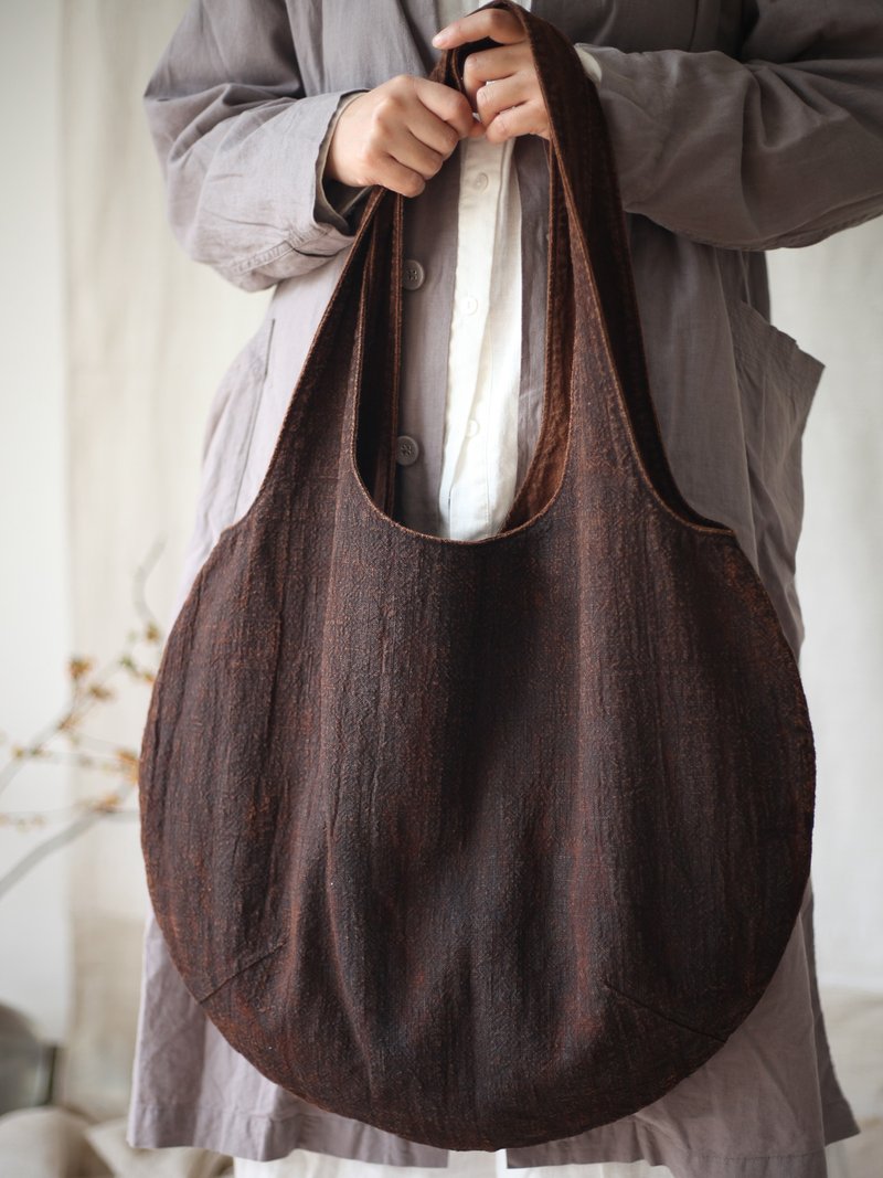 植物染复古棕色单肩包文艺风大容量水滴型手提包薯莨染苎麻布包 - 侧背包/斜挎包 - 棉．麻 咖啡色