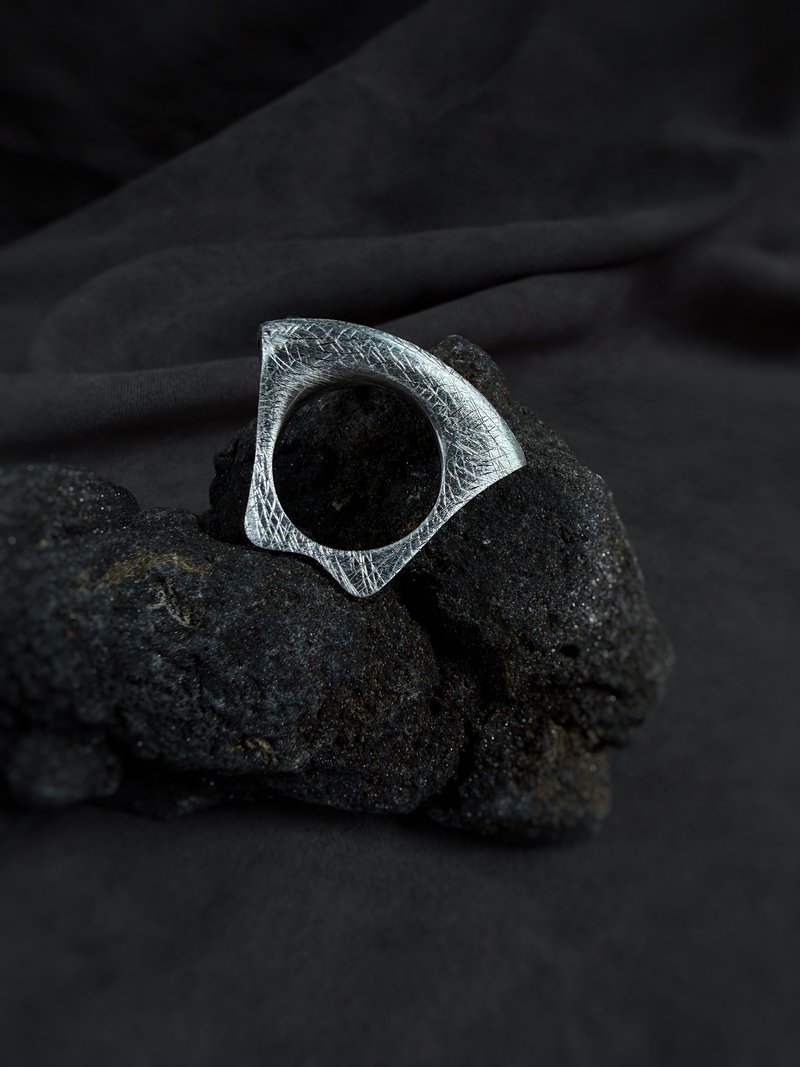 savageness 天道家 | 三角立体刻纹 925银尾戒指 纯银 孤品 - 戒指 - 纯银 银色