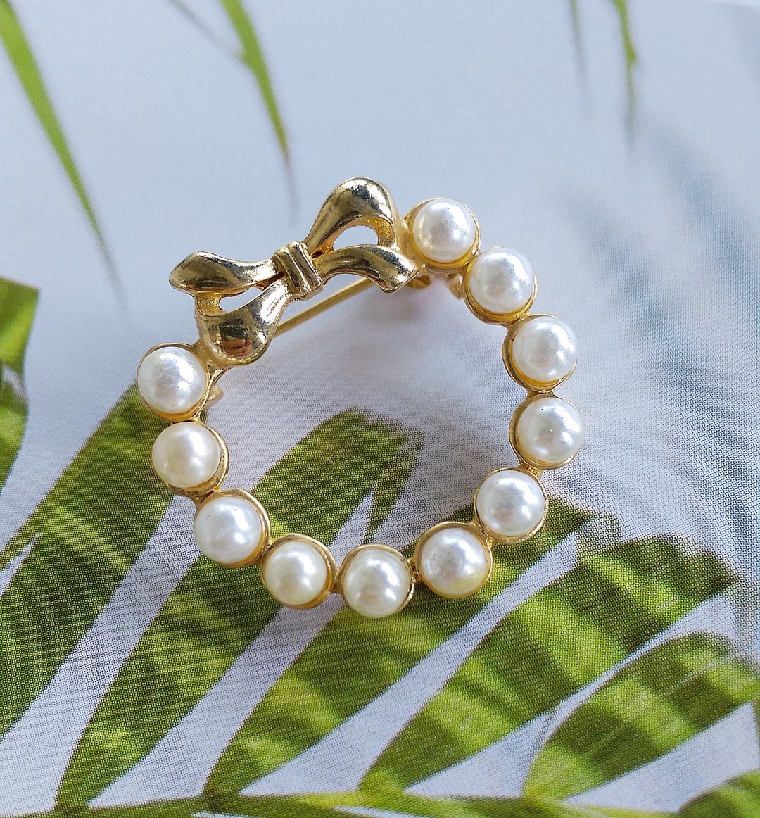 Vintage Jewelry 西洋古董饰品 小巧 优雅蝴蝶结环珠 仿珠 别针 - 徽章/别针 - 其他金属 金色