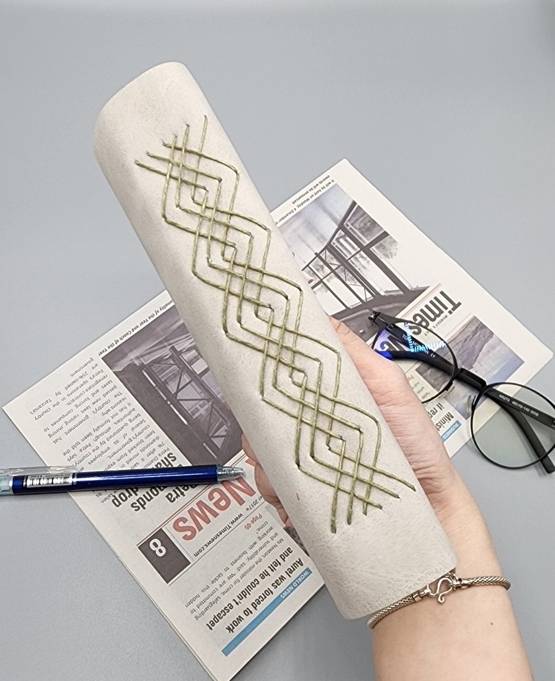 手作皮革感麂皮笔记本 (Journal)，采用 Tribal Stitching 边饰，银沙色皮革感麂皮封面 - 笔记本/手帐 - 环保材料 