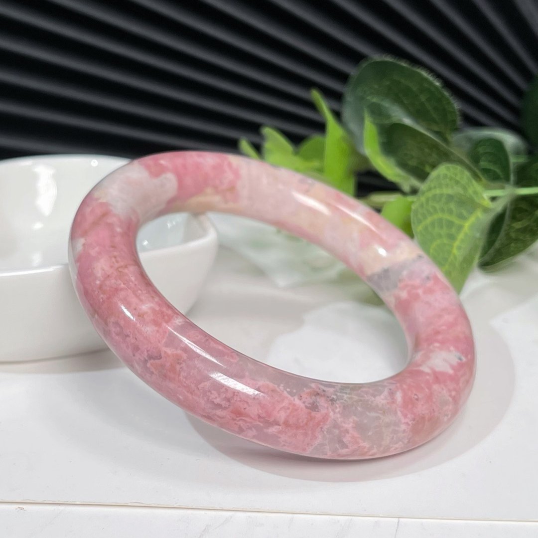 粉蔷薇辉手镯56MM 水润油画桃林巴料桃花玉玫瑰石手环 高瓷细腻 - 手链/手环 - 半宝石 