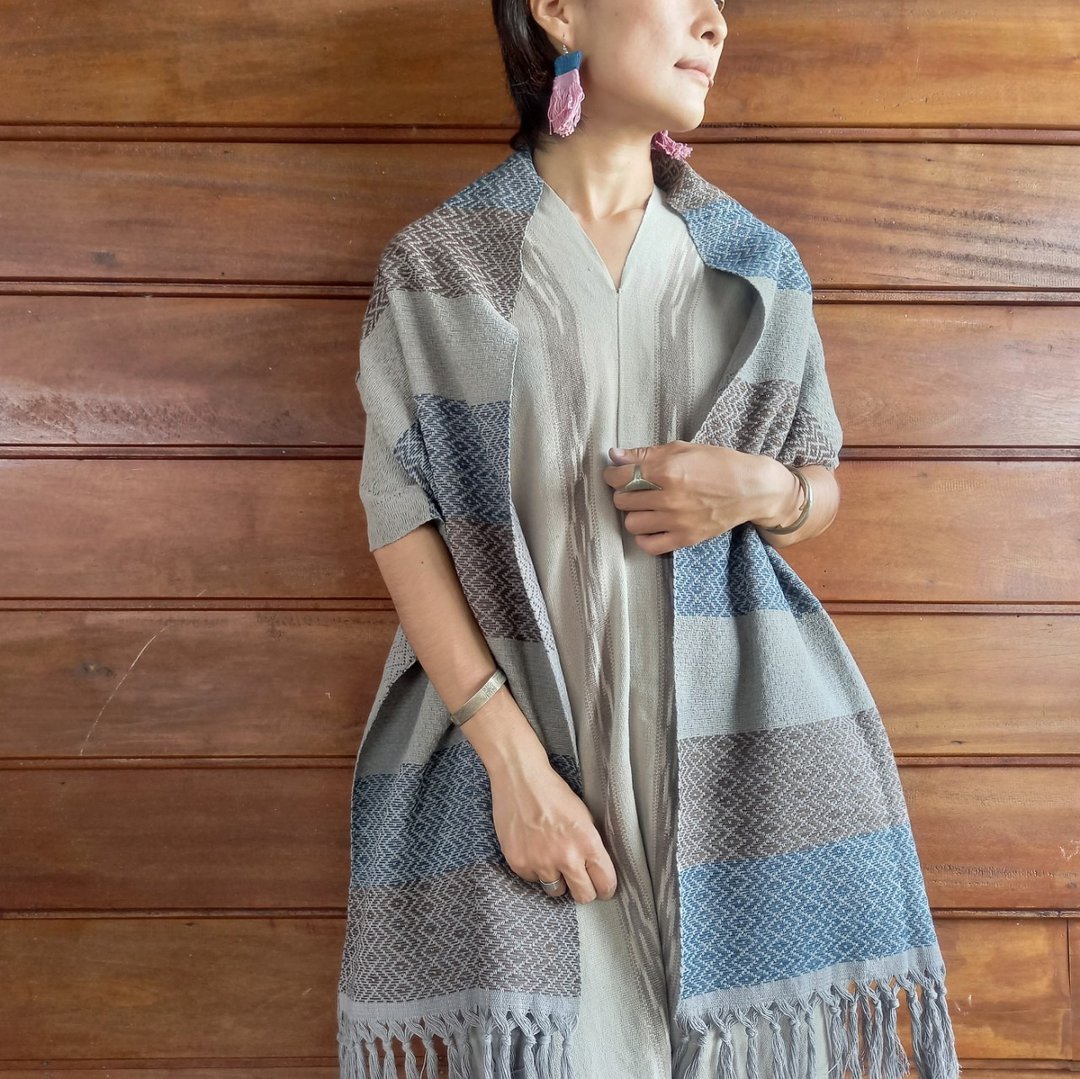 Geometric pattern handwoven shawl / vegetable dyed cotton / gray / Thai fair trade product - 围巾/披肩 - 棉 灰色