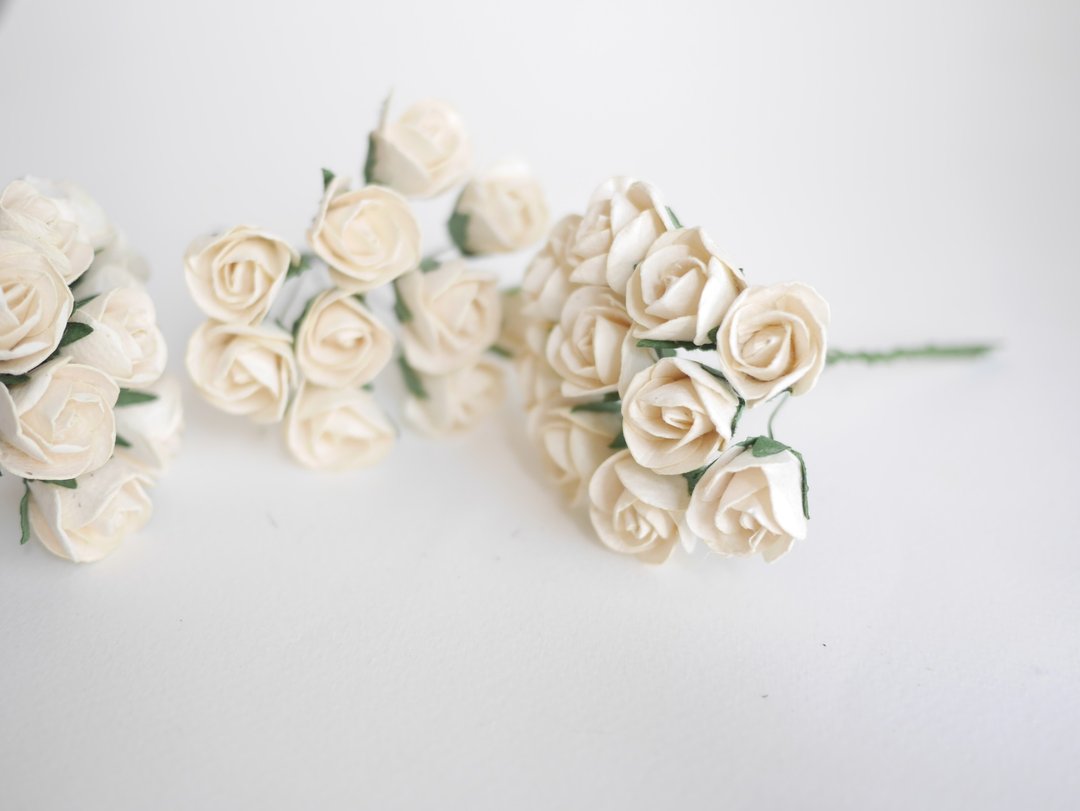 Paper flower, 50 pieces, size 1.5 x1.8  cm. budding rose flower, ivory color. - 其他 - 纸 白色