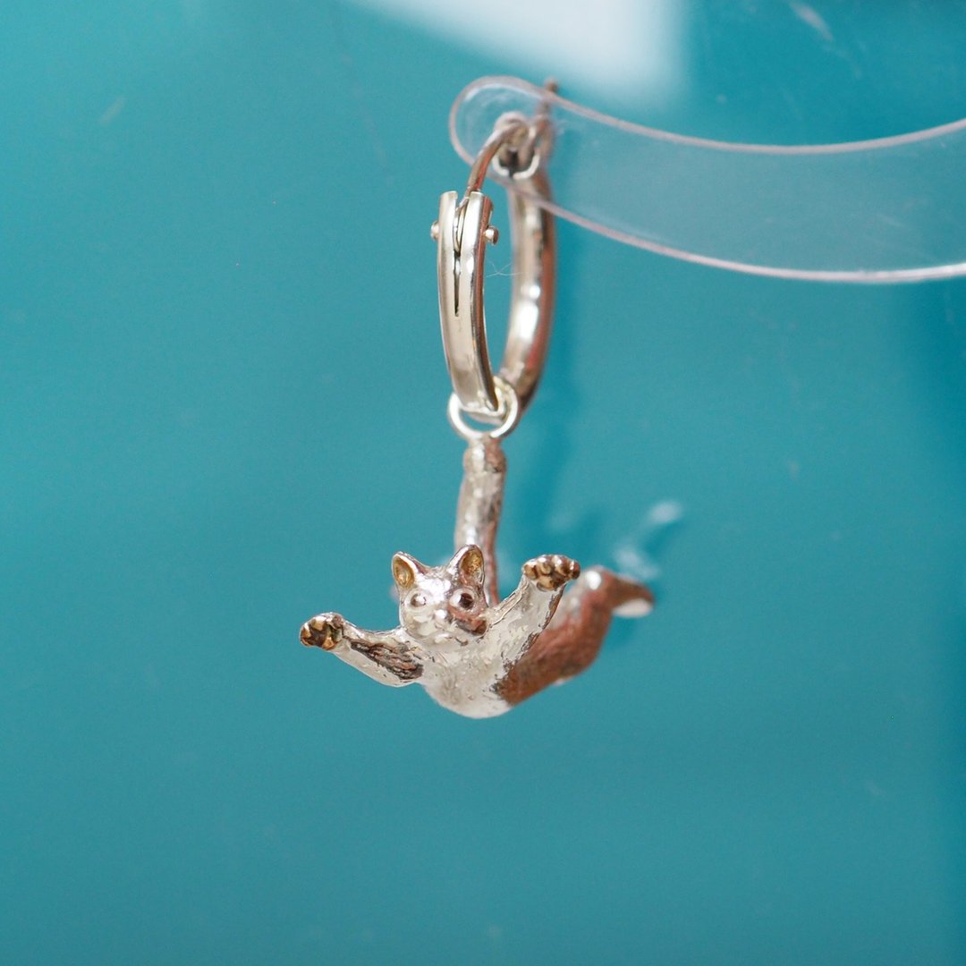 Jumping white cat hoop earrings - 耳环/耳夹 - 其他金属 银色