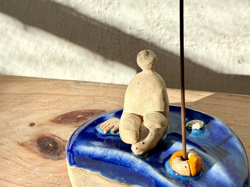 | Luna 陶偶系列 | 陶器 浅滩乘凉 线香碟 摆设 - 香薰/精油/线香 - 陶 蓝色