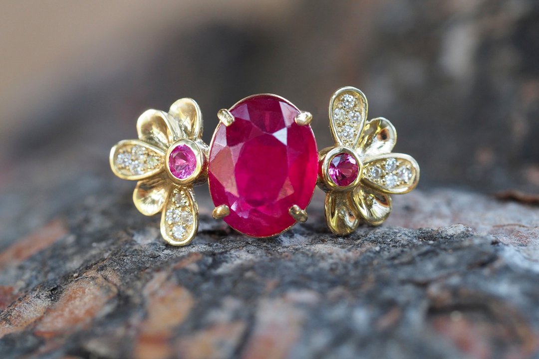 14 kt gold ring with ruby and diamonds. - 戒指 - 贵金属 金色