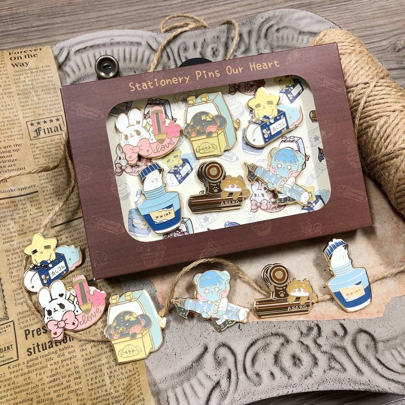 * Stationery Pins Our Heart * 香港绘师合作原创 金属徽章套组 - 徽章/别针 - 其他金属 多色