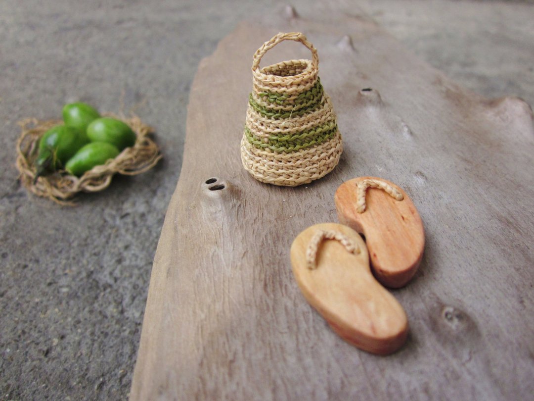Miniature slippers with mini basket, home decor, native art, dollhouse miniature, fairy house, reclaimed wood - 摆饰 - 木头 