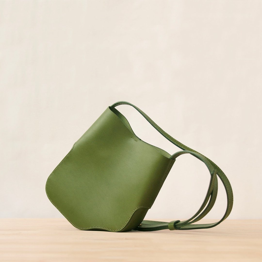 雾丘弧形斜肩包 侧肩包Hill shoulder bag S size - 侧背包/斜挎包 - 真皮 多色
