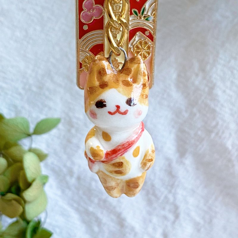 圣诞礼物【手作吊饰】橘猫背包包 缀御守配件 陶艺  圣诞礼物 - 吊饰 - 瓷 橘色