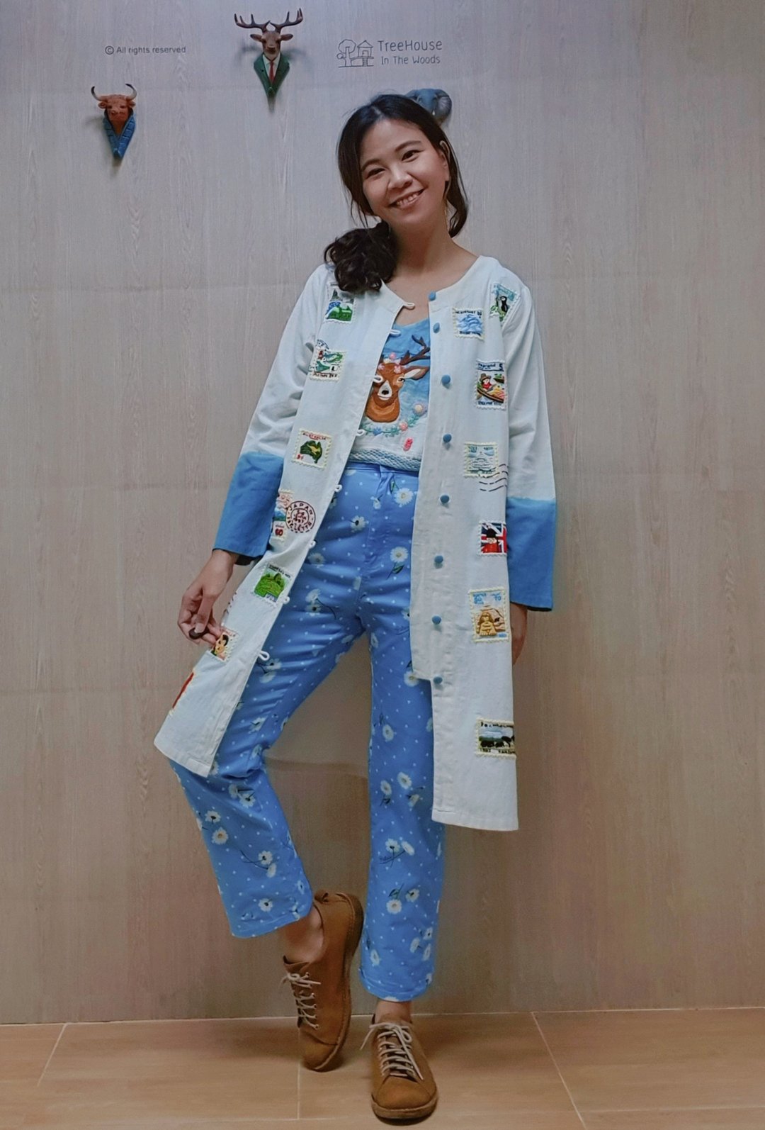 手绣洋装 / 外罩衫，棉麻混纺材质，印有旅游景点的邮票图案。 - 女装上衣 - 绣线 白色