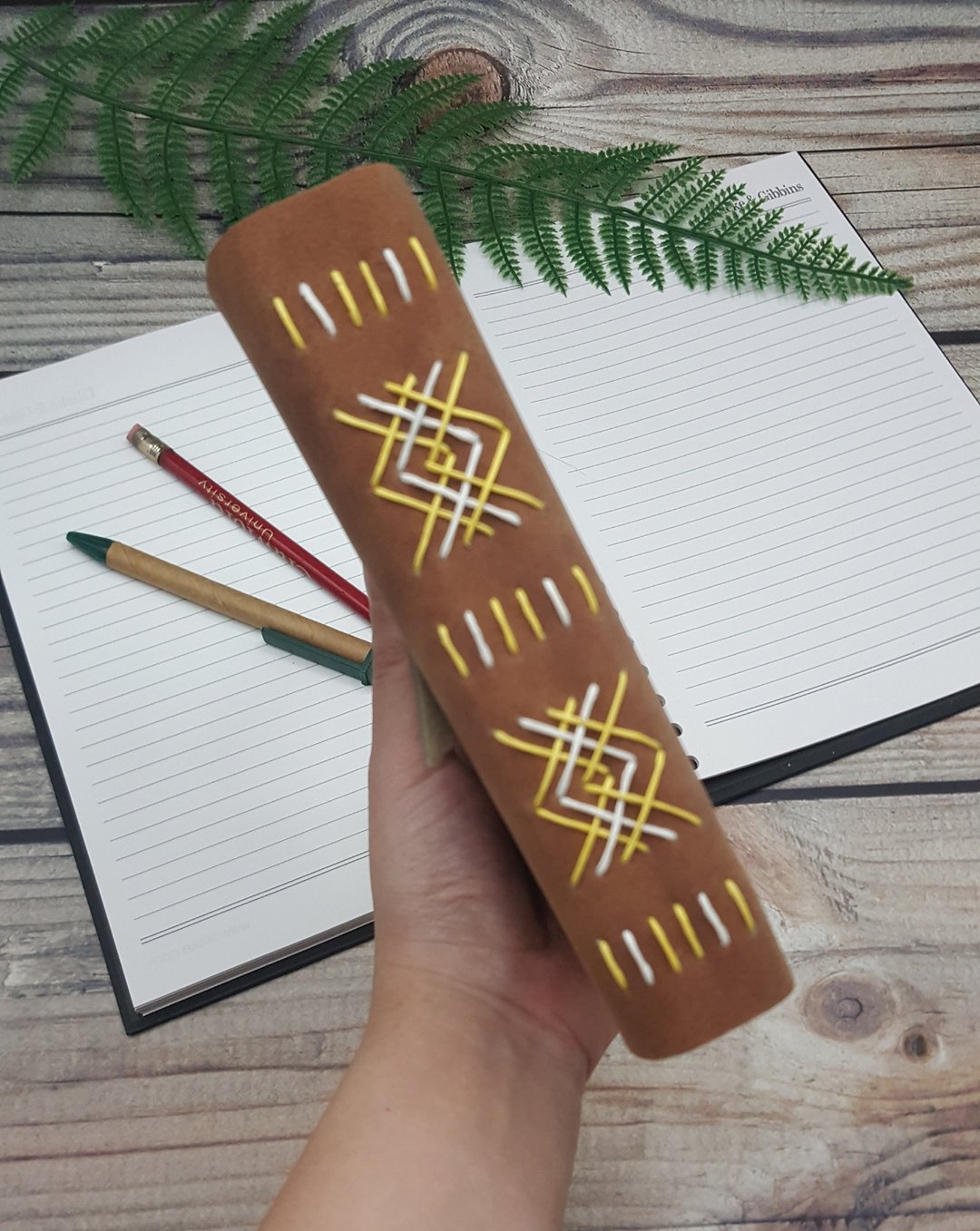 手工日志 (Journal)，缀有部落风格缝线设计，巧克力色麂皮绒封面 - 笔记本/手帐 - 环保材料 