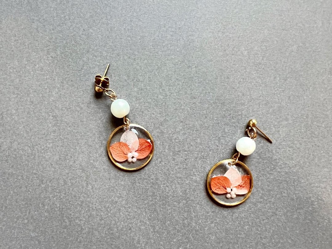 yours accessories 气质珍珠耳环 真花 绣球花 手工制作 - 耳环/耳夹 - 树脂 