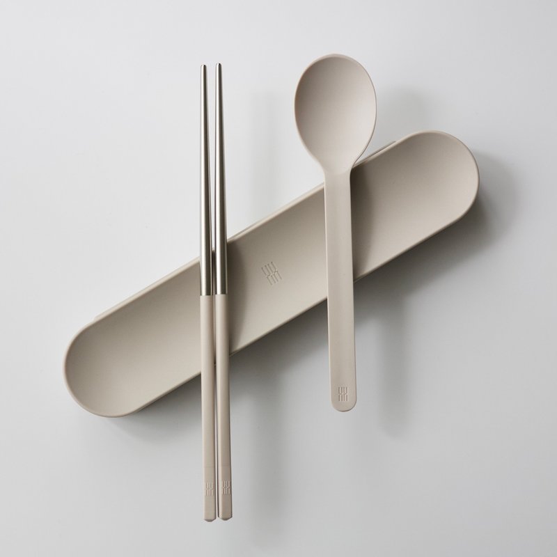 健康于筷 台湾制 TOGO餐具组 奶茶(短款筷子、汤匙、外出盒) - 餐刀/叉/匙组合 - 不锈钢 卡其色