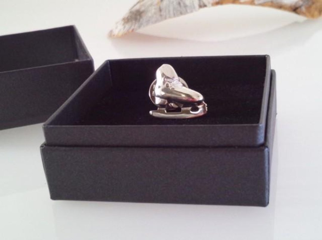 Figure skating shoes ◇ Silver pin badge - 胸针 - 其他金属 