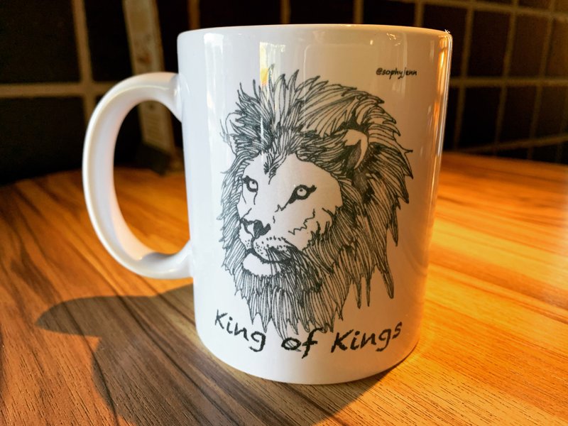 万王之王 King of kings马克杯 手绘插画风格 原创Q版 咖啡杯 - 咖啡杯/马克杯 - 陶 
