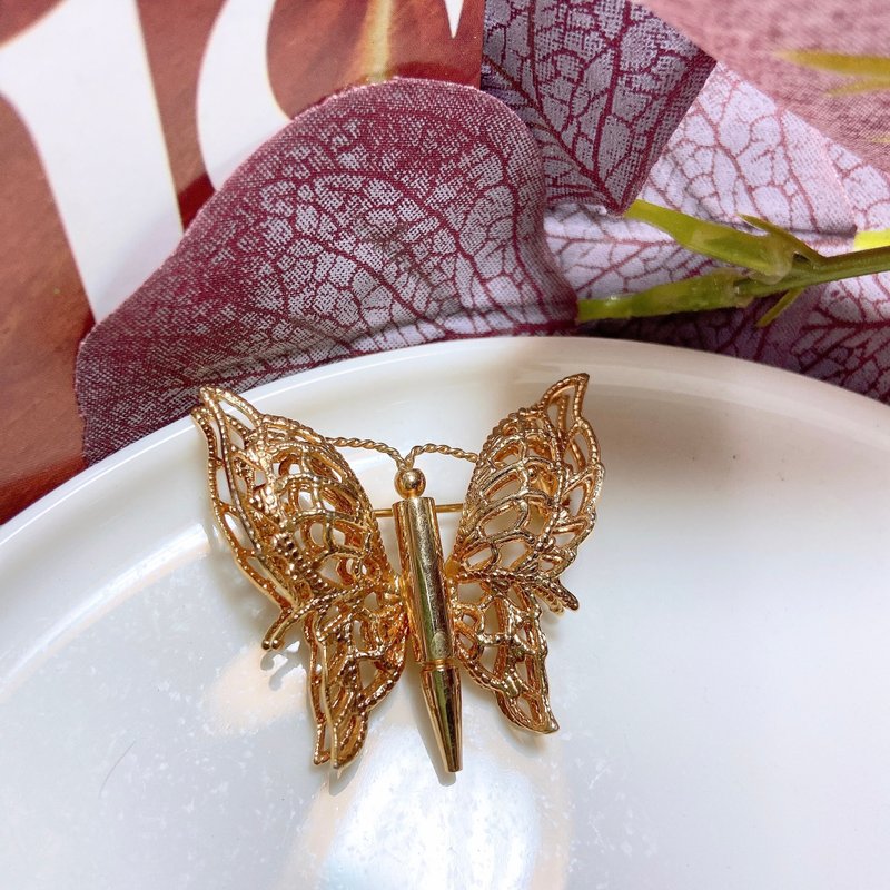【西洋古董饰品】精美展翅双层篓空蝴蝶 气质卷曲 胸针胸章 - 胸针 - 贵金属 金色