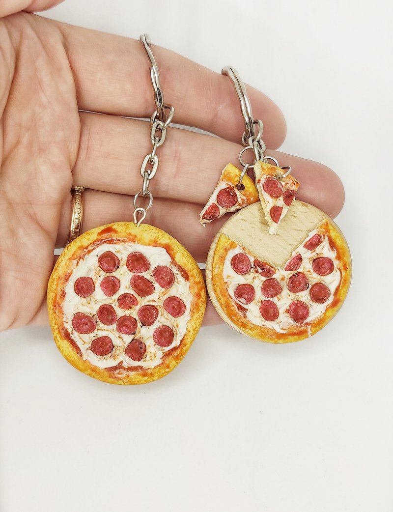 Miniature pizza on a keychain, gift idea, keychain with decor, handmade keychain - 钥匙链/钥匙包 - 粘土 