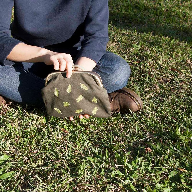 蘑菇Mogu / 水洗帆布电绣口金包/ HAKKA（军绿） - 化妆包/杂物包 - 纸 绿色